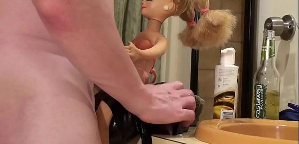  Corôa pervertido fodeu a boceta da bonequinha trancado no banheiro!